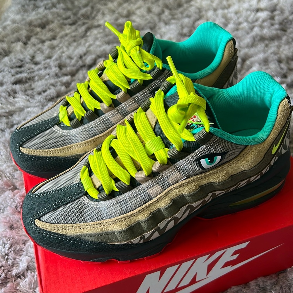 NIKE DINO Sneaker size 5Y (GS) Air max 95